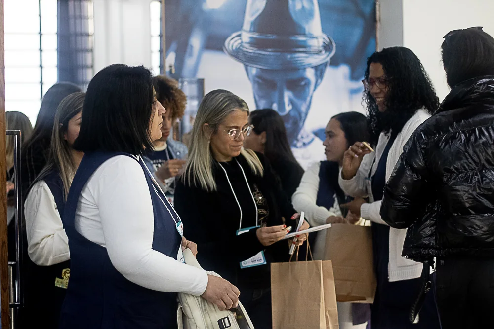 Participantes conversando durante intervalo do evento